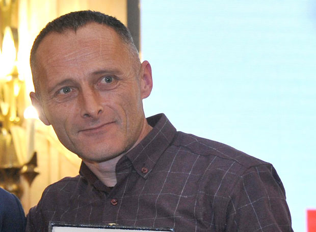 Шаљу му помоћ из иностранства, али она до њега тешко стиже: Полицајцу из Никшића који је одбио да бије народ у литијама блокиран рачун за паре из дијаспоре